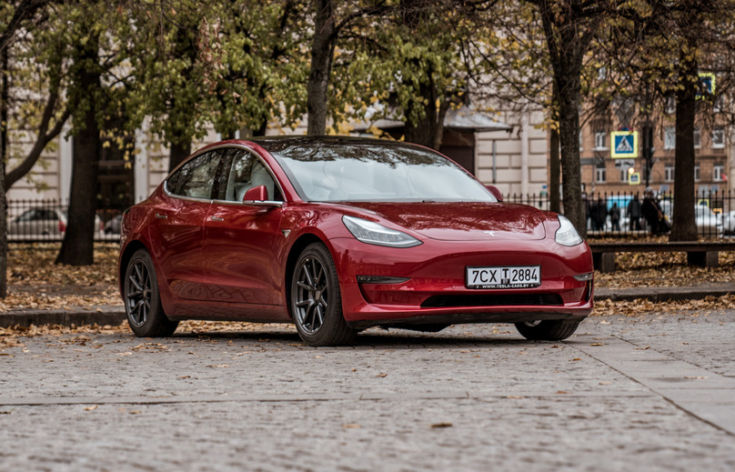 Tesla model 3 long. Tesla model 3 запас хода. Тесла в Питере. Тесла 3 Лонг Рендж разгон до 100.